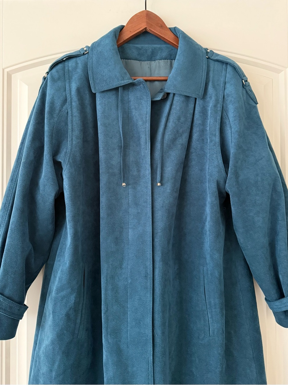 Beautiful Vintage Trench Coat. - Picture 2 of 11
